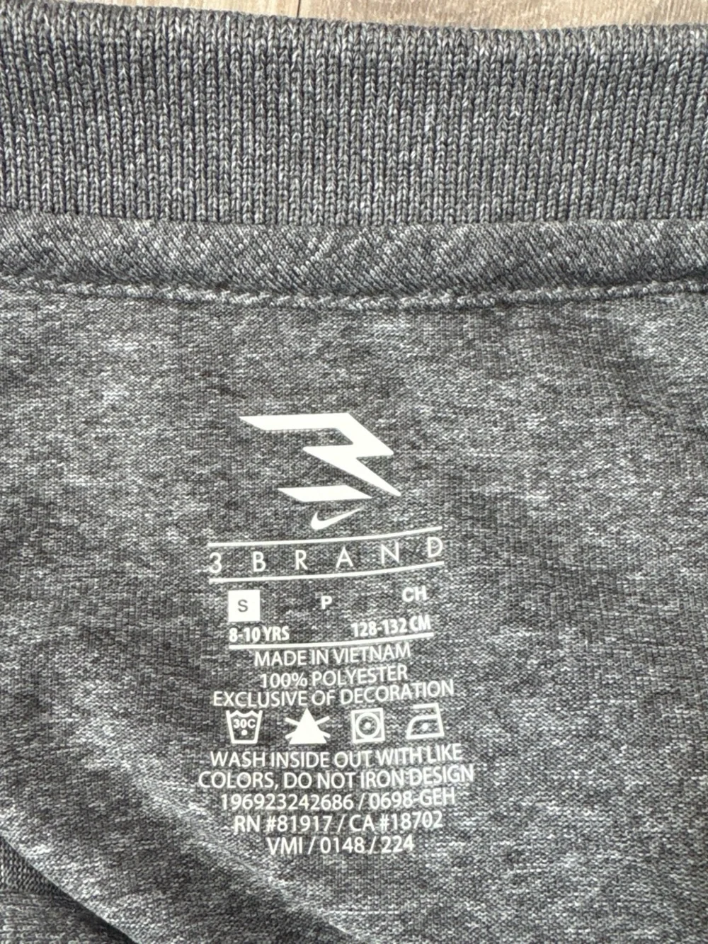 Nike gray polo shirt paired with black shorts - Picture 8 of 8